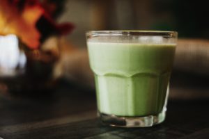 alternatieve energieboosters: avocado smoothie met passievrucht 